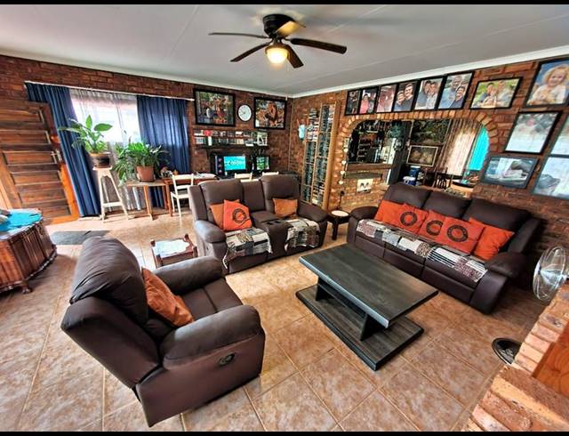 3 BEDROOM HOUSE FOR SALE IN THE ORCHARDS